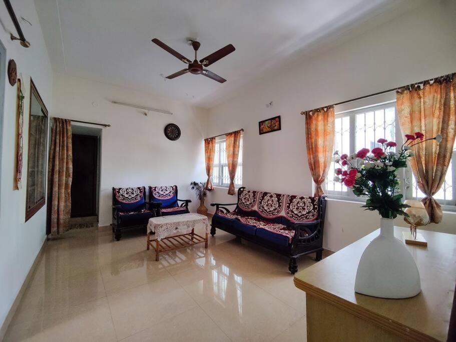 Comfy 2-Bedroom House In Sanjaynagar, Bengaluru Exterior photo