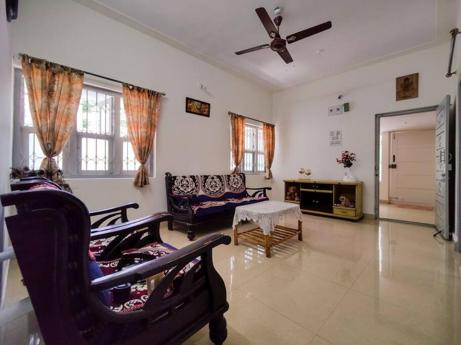 Comfy 2-Bedroom House In Sanjaynagar, Bengaluru Exterior photo